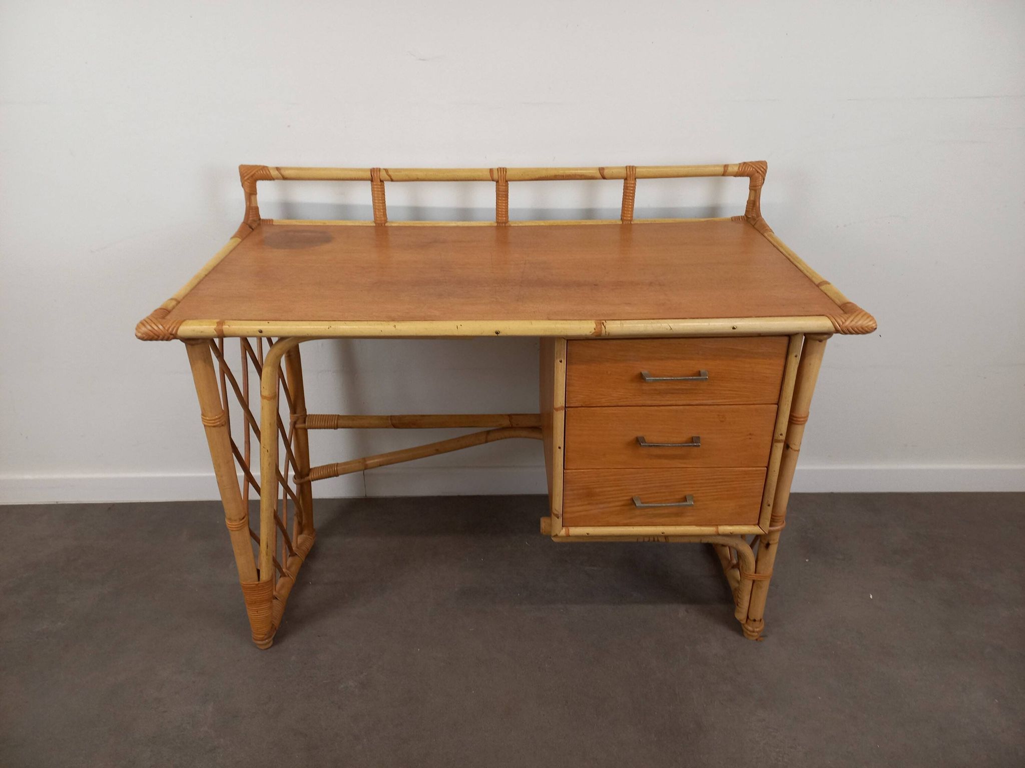 Bureau et sa chaise en rotin