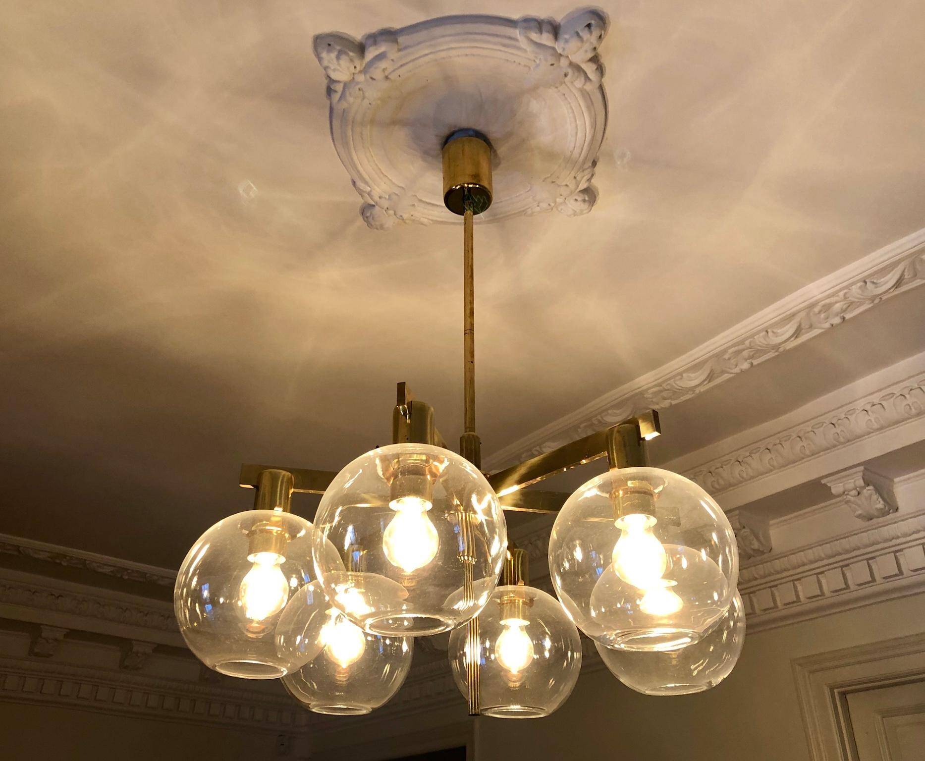 Lustre "Pastoral" en laiton avec six globes Hans-Agne Jakobsson