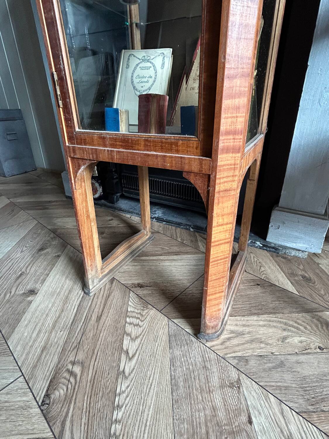 Petite vitrine Louis XVI en marqueterie