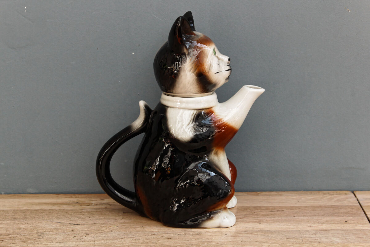 Tony wood english teapot, cat form
