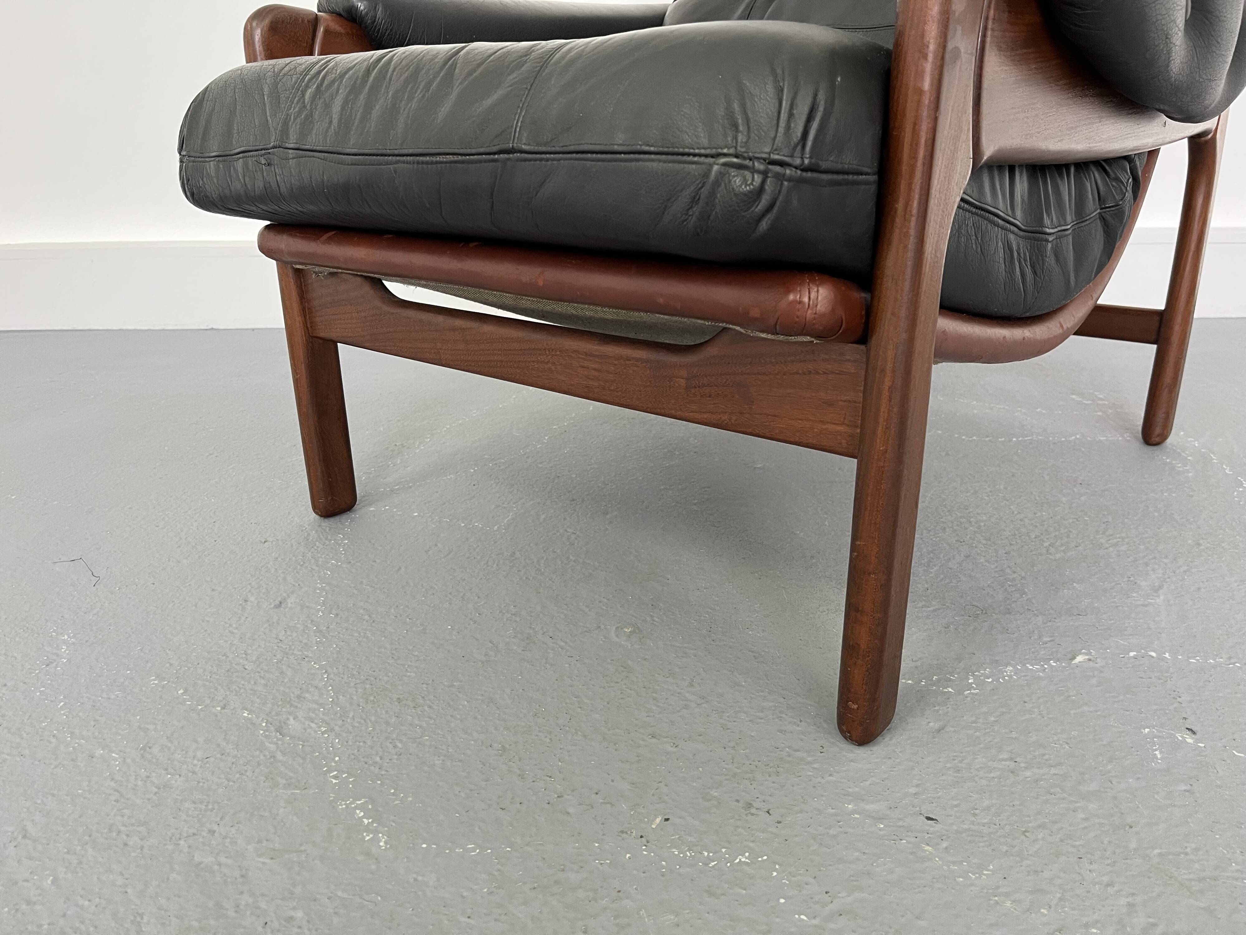 Fauteuil en teck et cuir années 1960