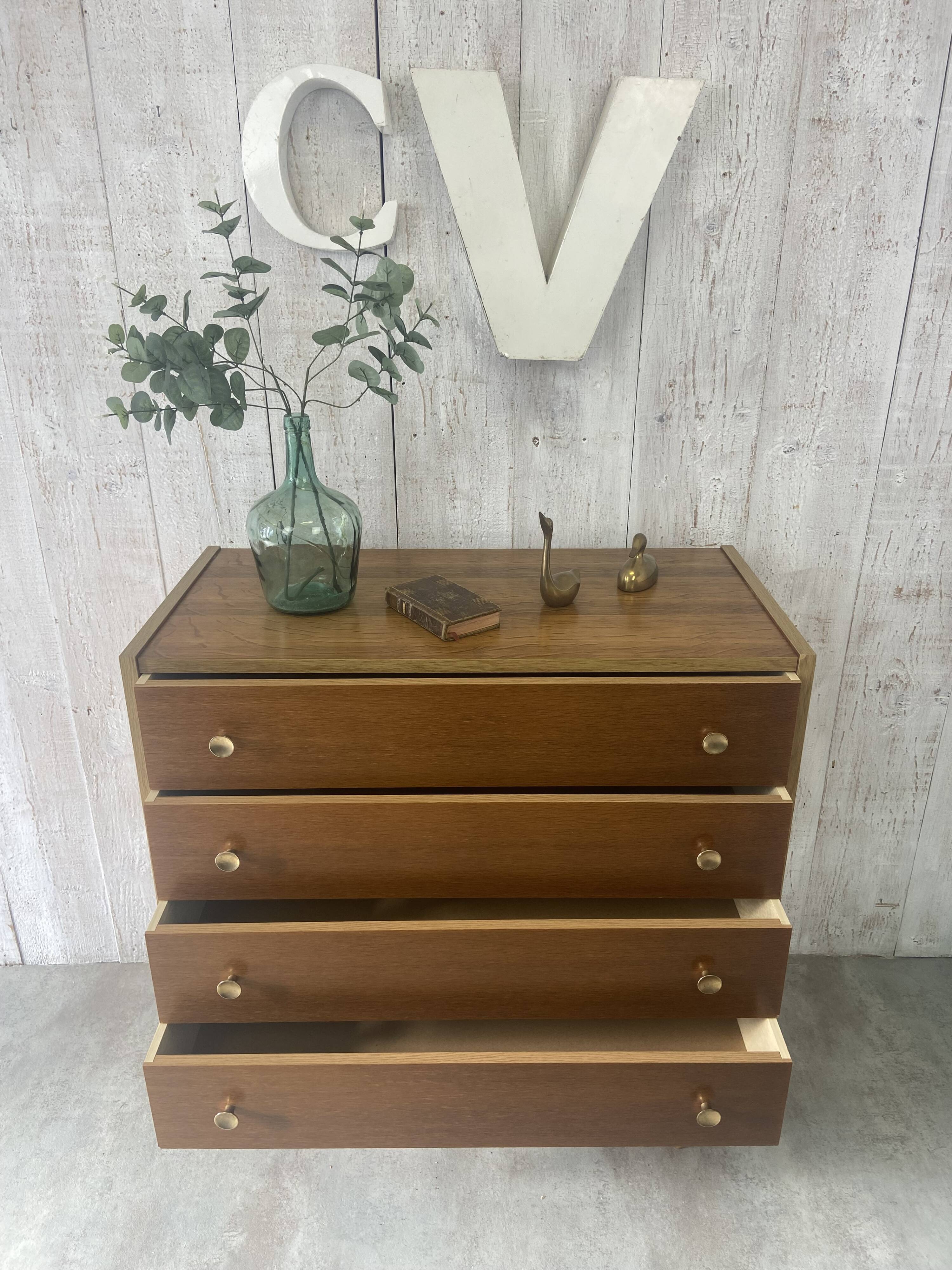 Commode aux pieds fuselés