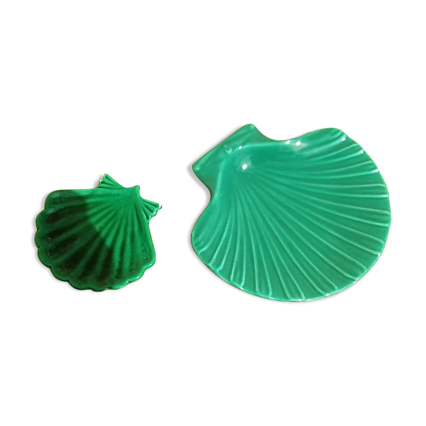 2 green ceramic scallops