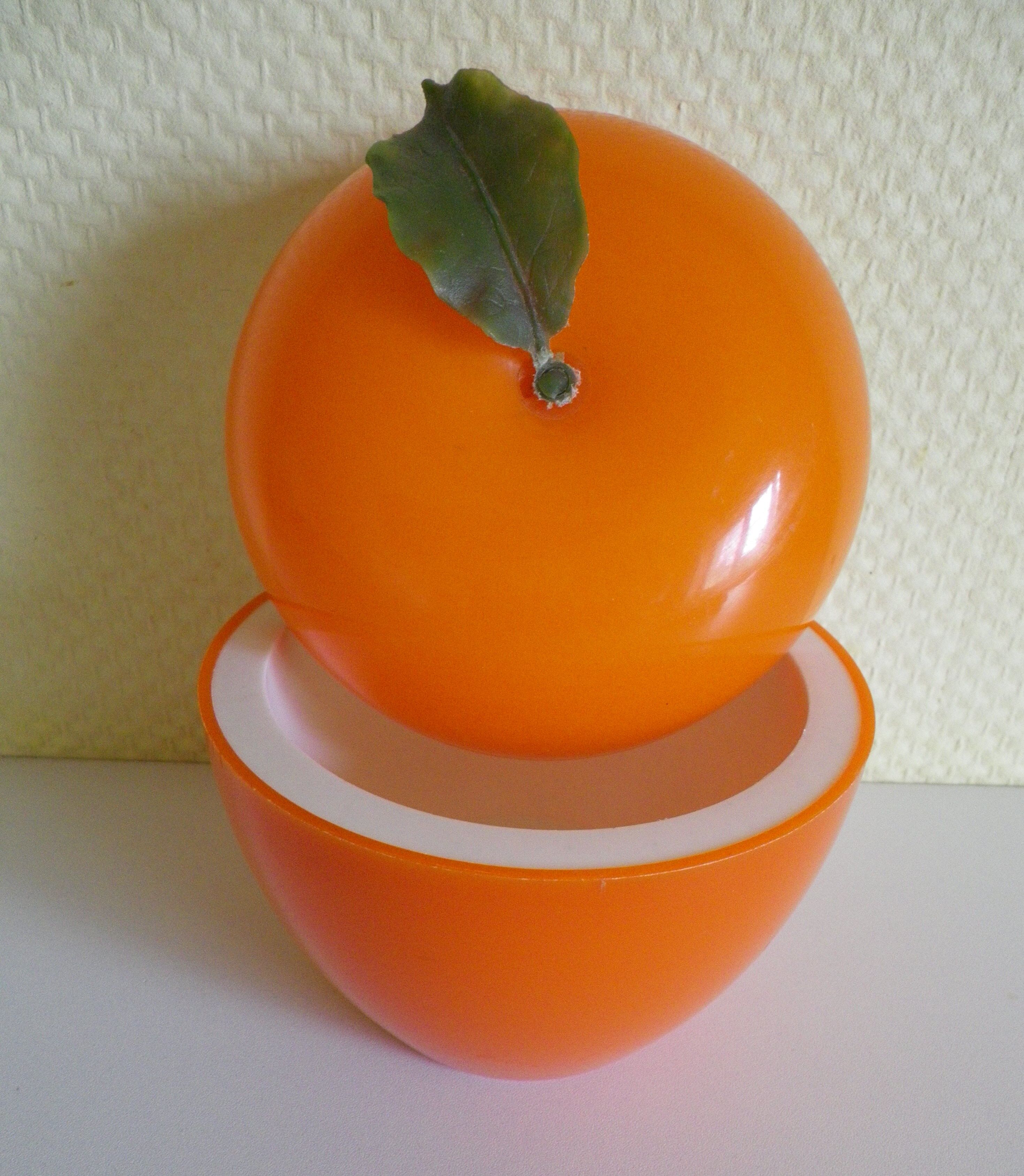 Orange "apple"-shaped ice bucket, typical of the 70s - France