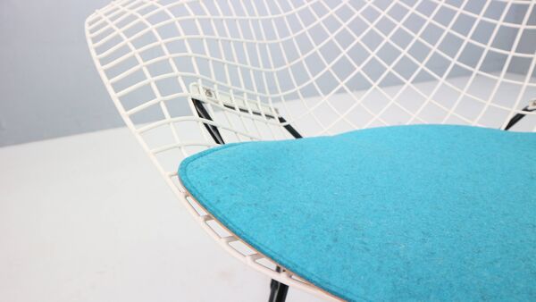 Chaise Diamond de Harry Bertoia en métal blanc et noir et nouvelle assise bleue