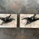 Paire de serre- livres en marbre et oiseaux en bronze