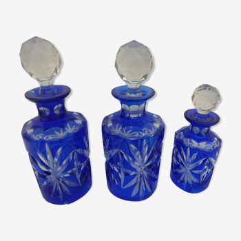 Set de 3 flacons en cristal taillé bleu cobalt et transparent St Louis, Baccarat