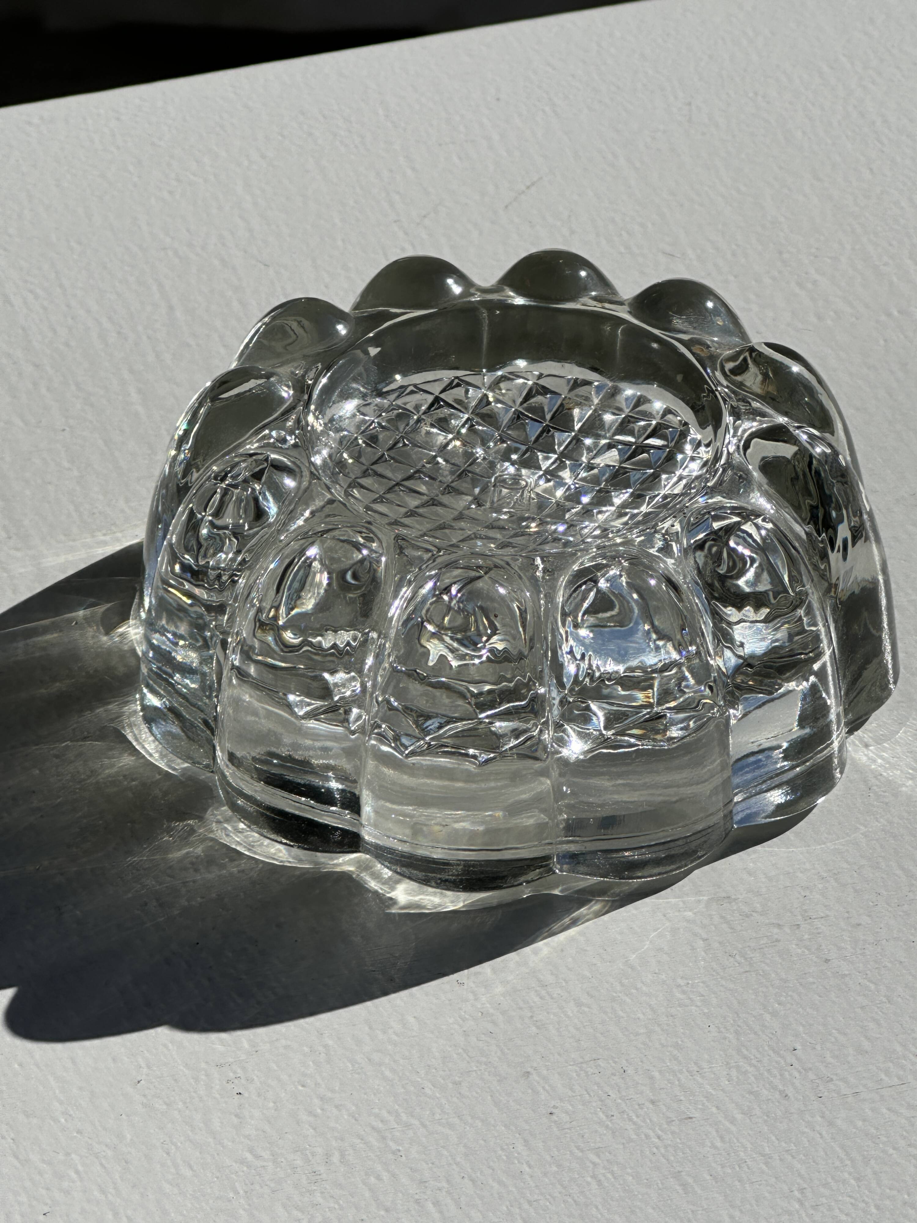 Small glass ashtray in the shape of a flower France Reims Brand MO