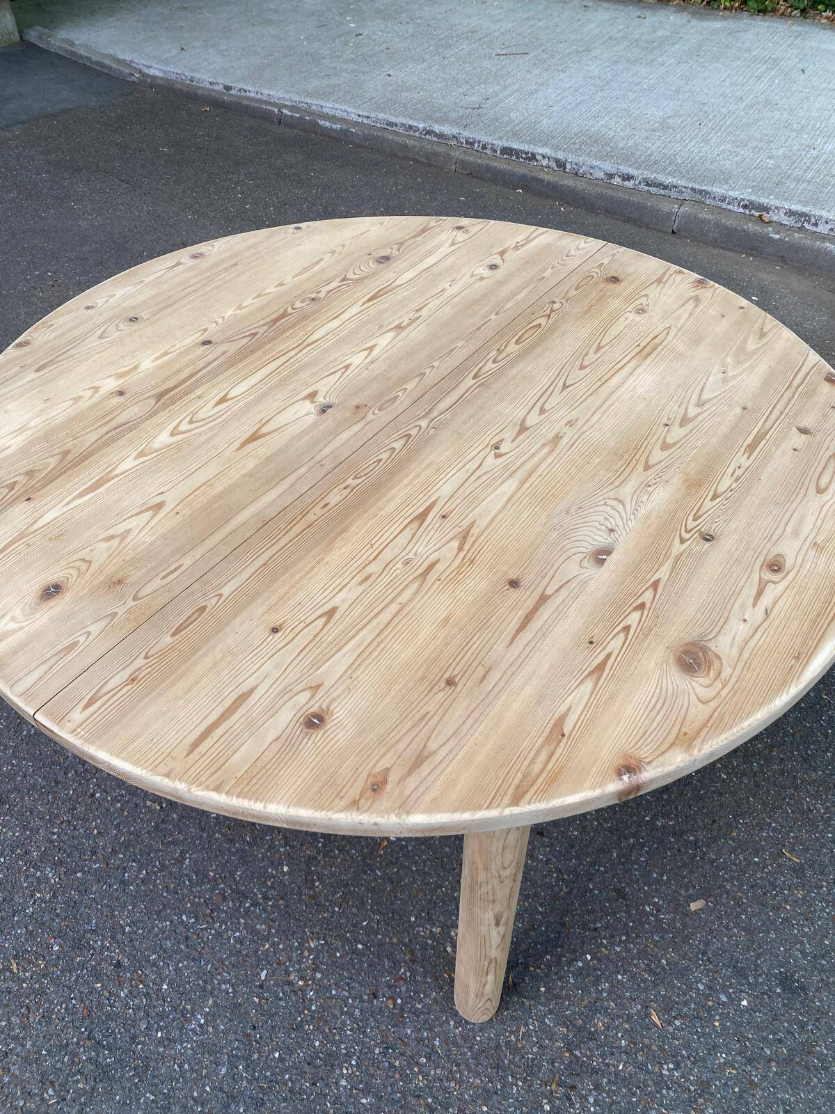 Scandinavian round extendable dining table stripped in solid wood from the 1970s.