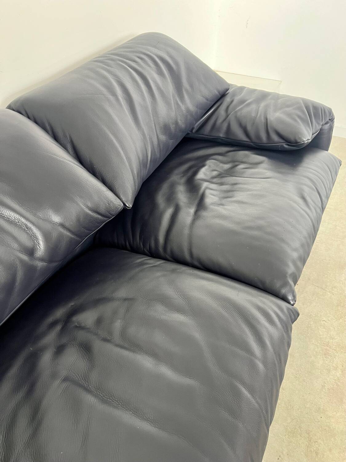 Maralunga sofa designer Vico MAGISTRETTI cassina in vintage midnight blue leather