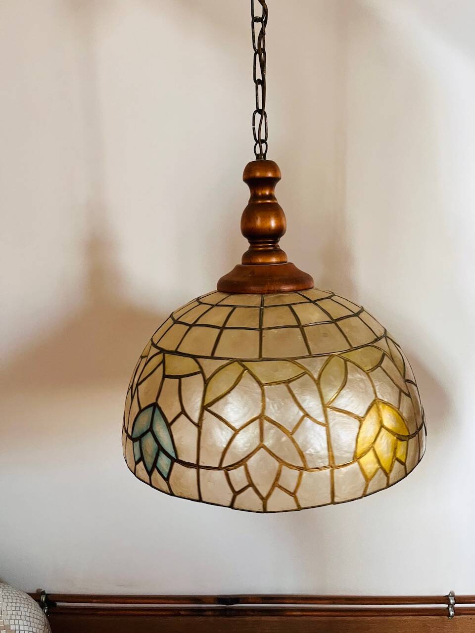 Suspension nacre et laiton, motifs fleuris