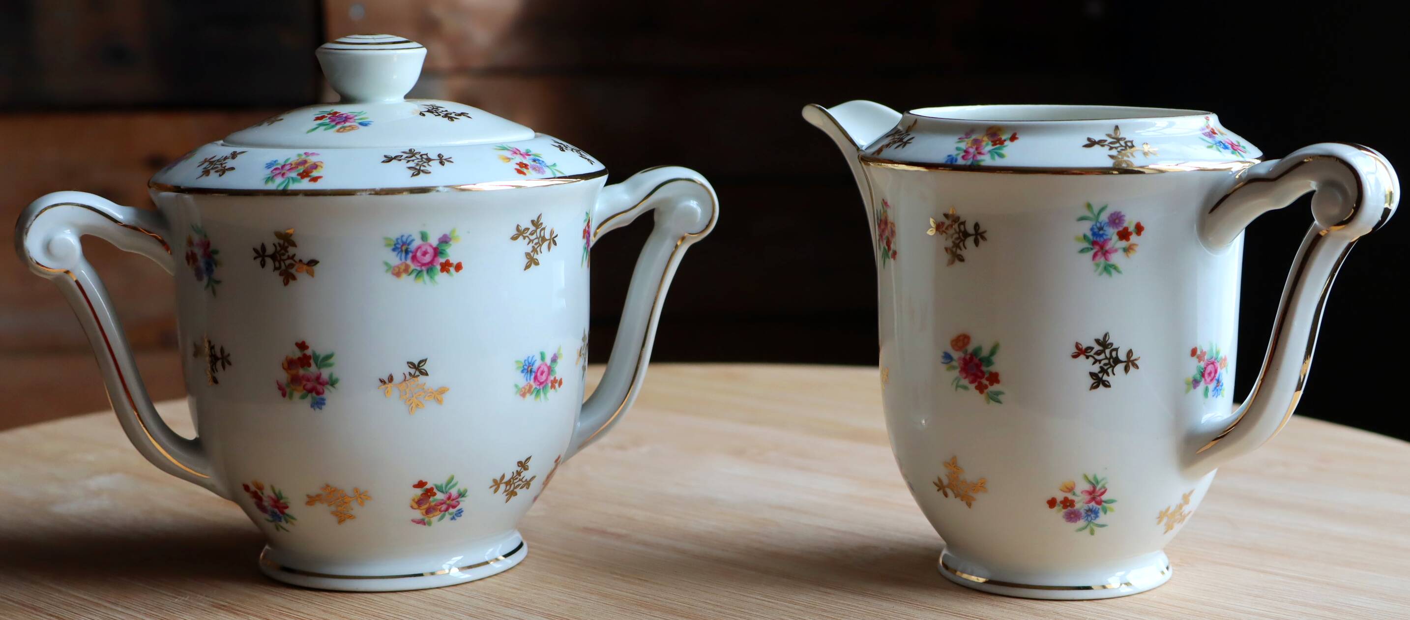 Service de table en porcelaine de Limoges Raynaud - Décor fleuri & or