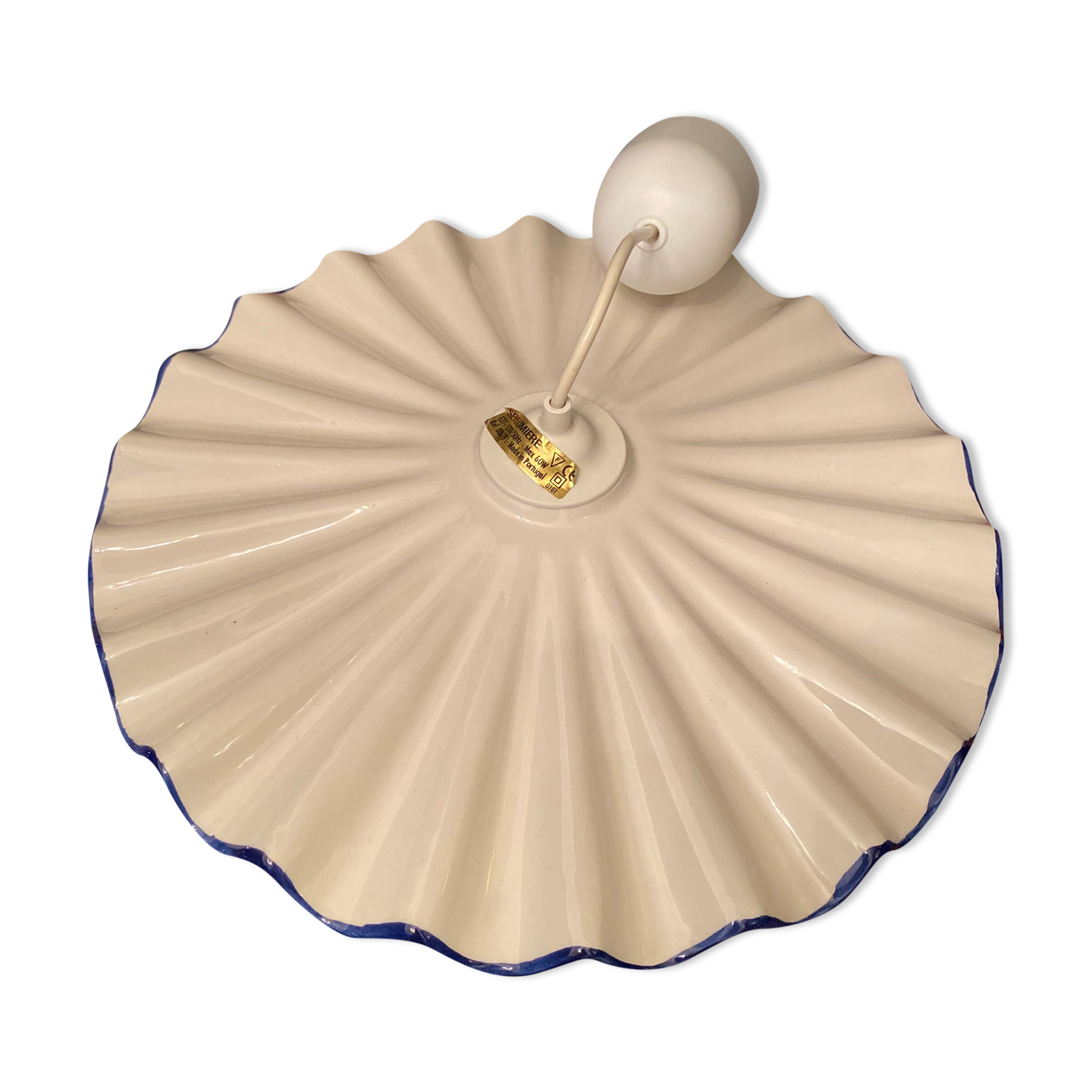 Blue and white pleated ceramic suspension