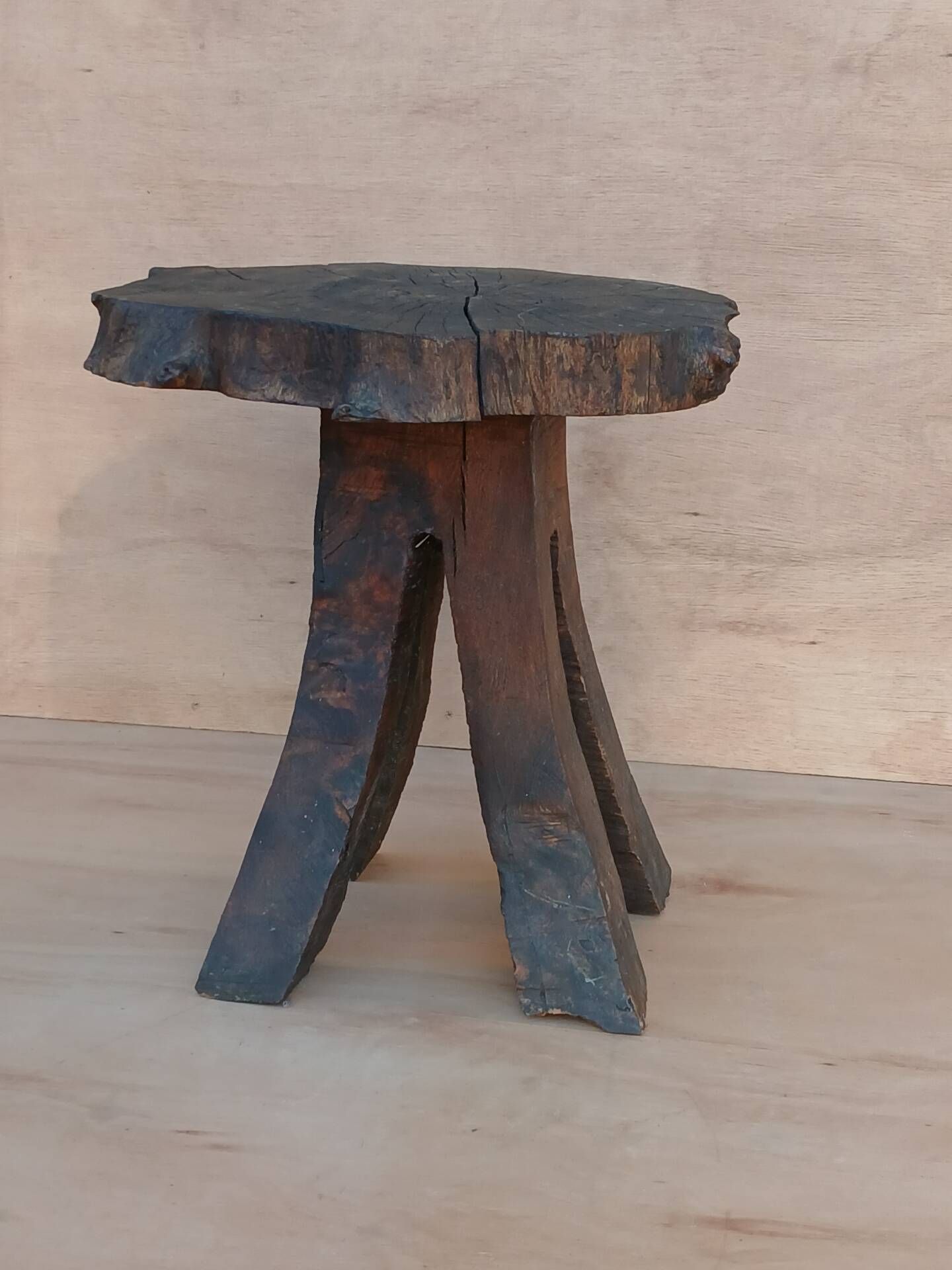 Tabouret brutaliste en chêne