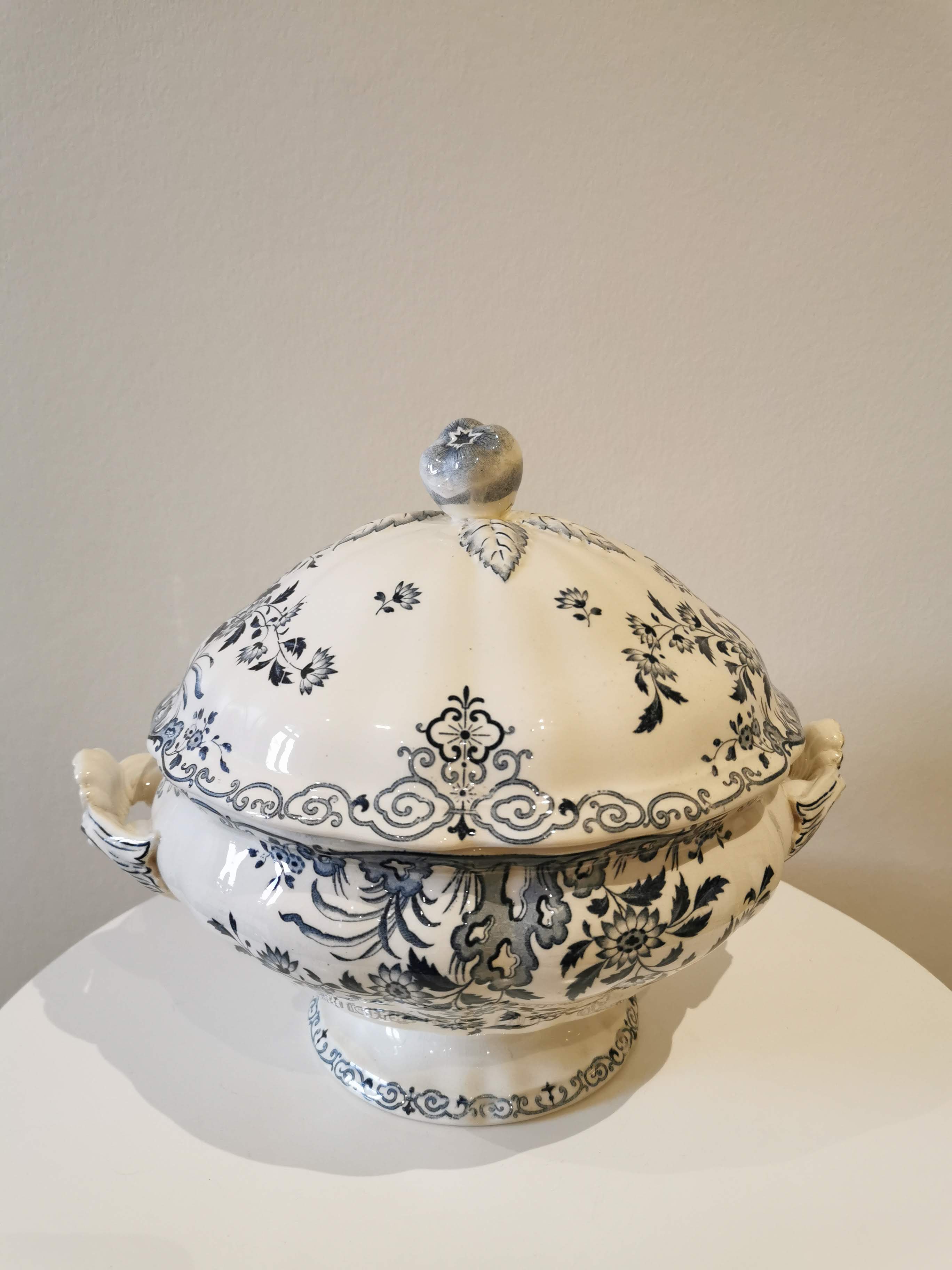 Soup pot Sarreguemines late nineteenth early twentieth century