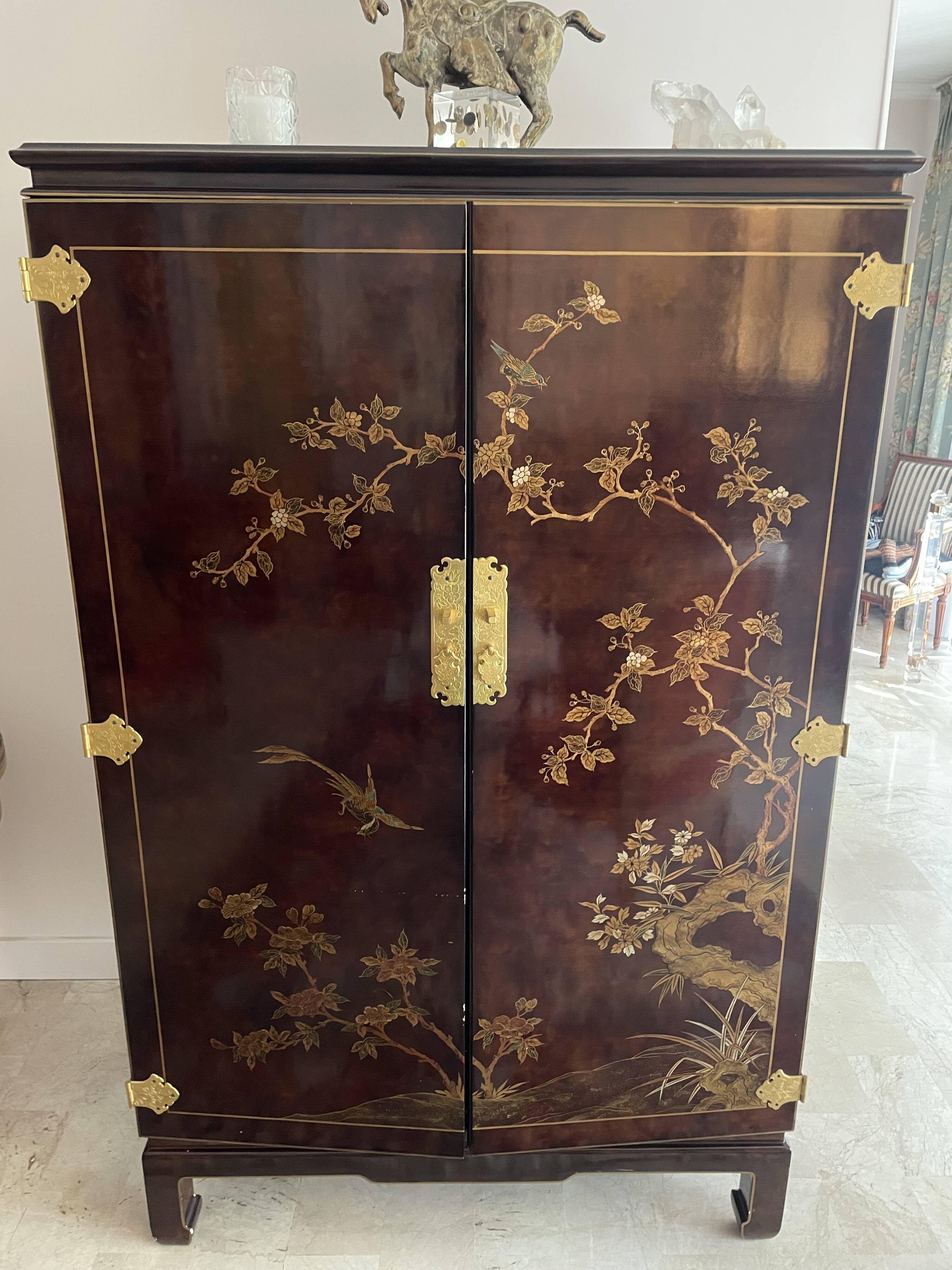 Lacquered TV unit