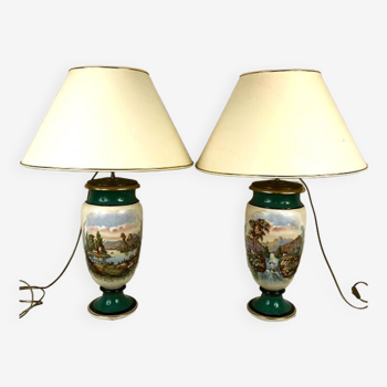 Grande paire de vases XIXe en porcelaine polychrome à décor de paysages, montés en lampes