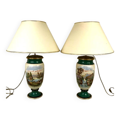 Grande paire de vases XIXe en porcelaine polychrome à décor de paysages, montés en lampes