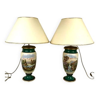 Grande paire de vases XIXe en porcelaine polychrome à décor de paysages, montés en lampes