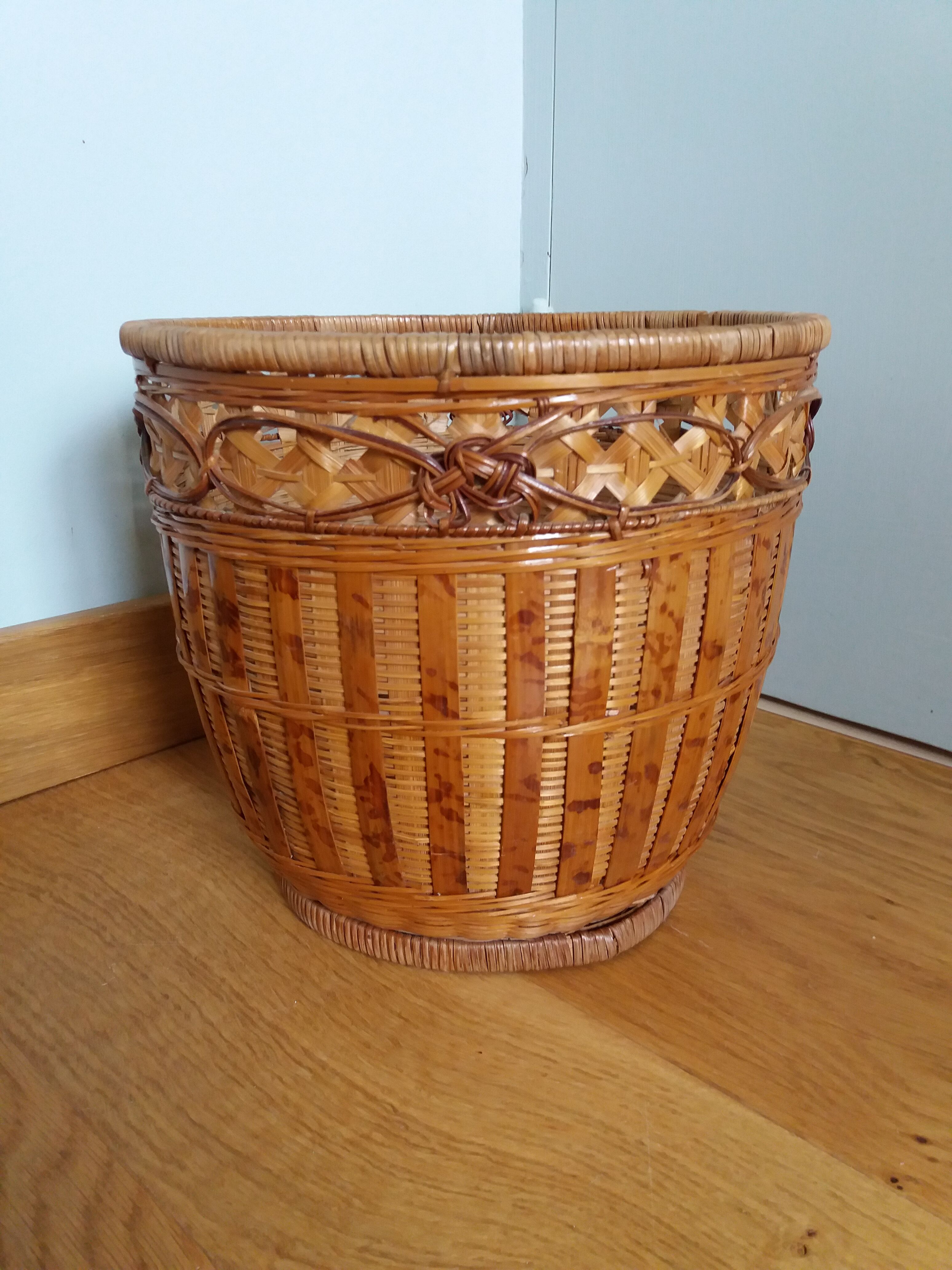 Basket paper in rattan and wicker