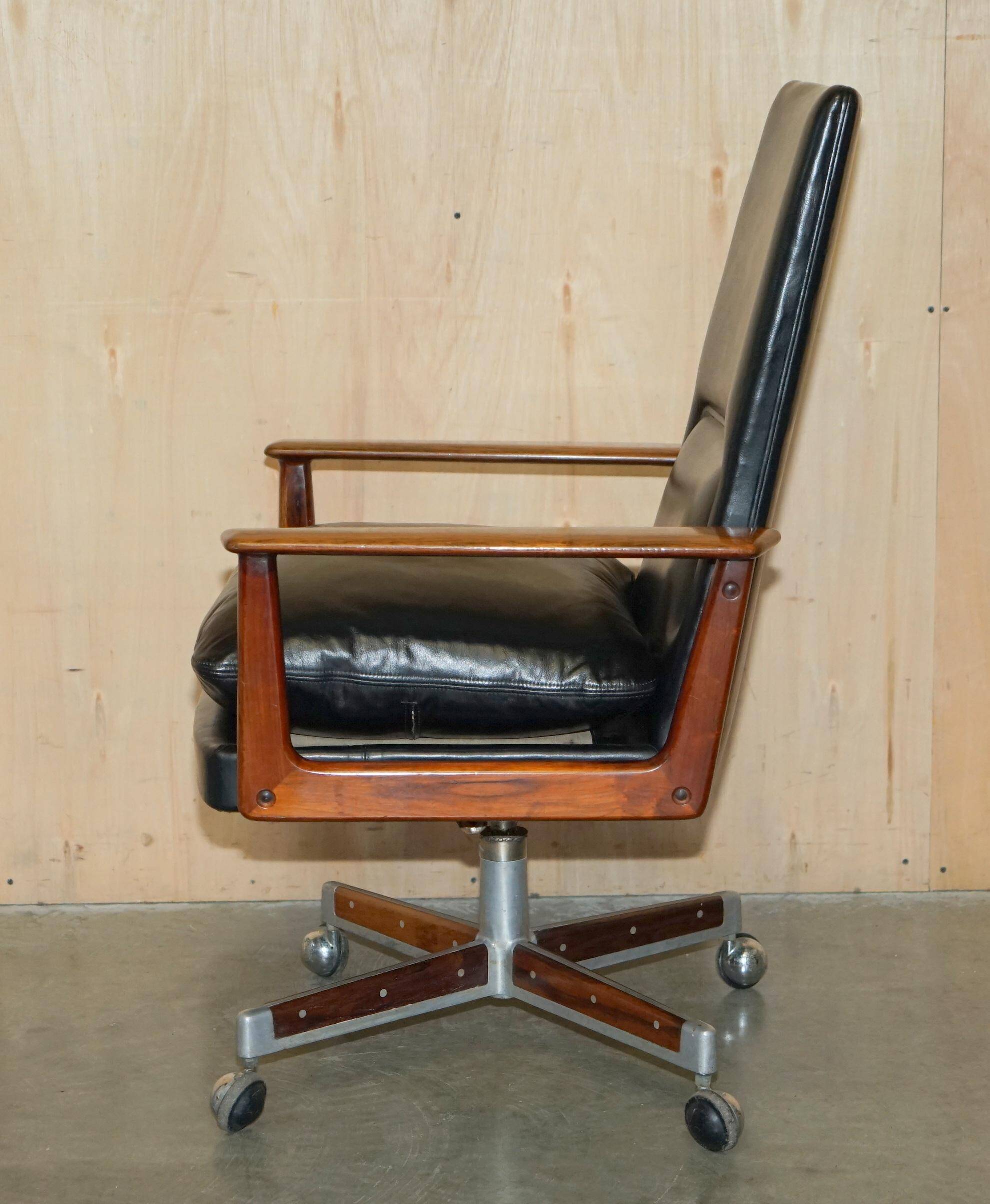 Executive office chair model 419 Arne Vodder for Sibast in hardwood and leather.