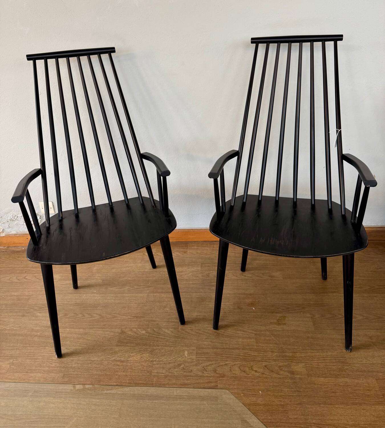 Armchair with armrests and Scandinavian bridge slats