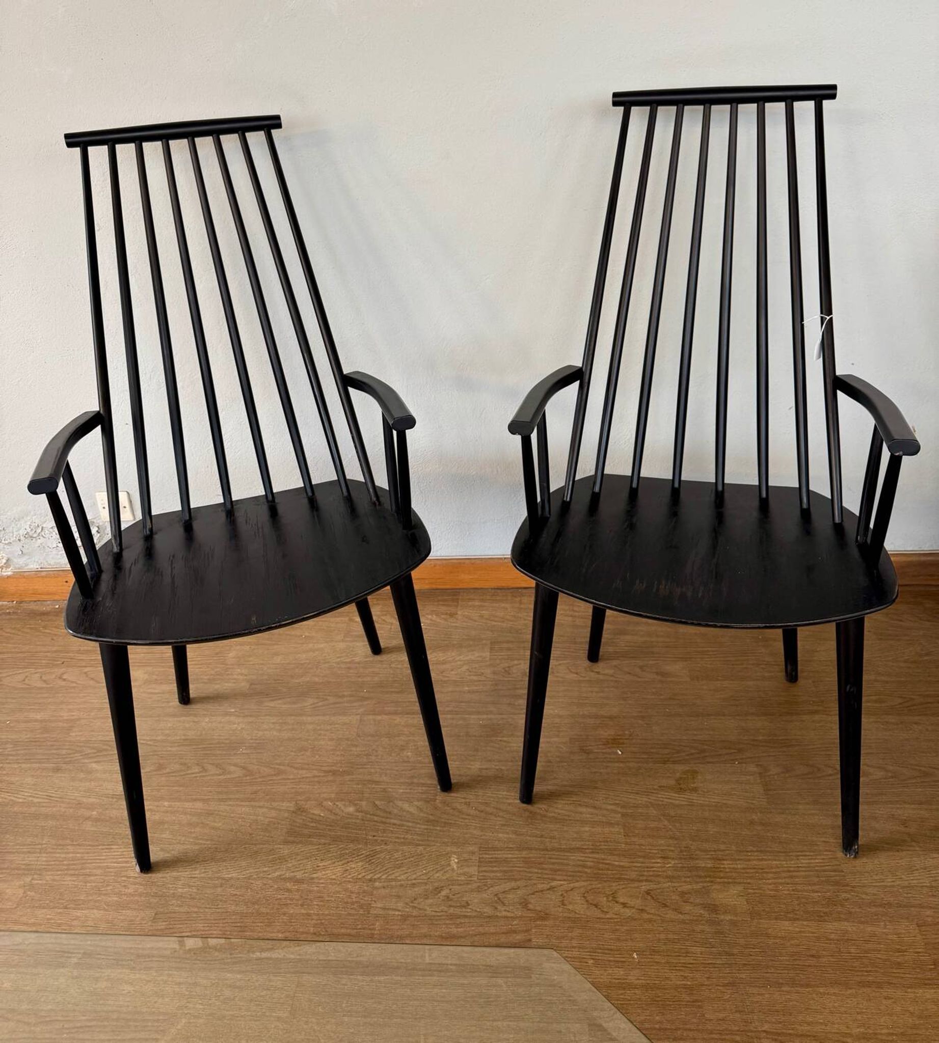 Armchair with armrests and Scandinavian bridge slats