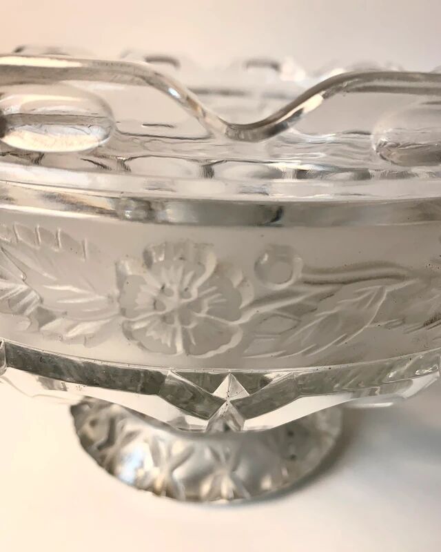 Cut and engraved crystal footed bowl, floral decoration – classic style / centrepiece - 20th century