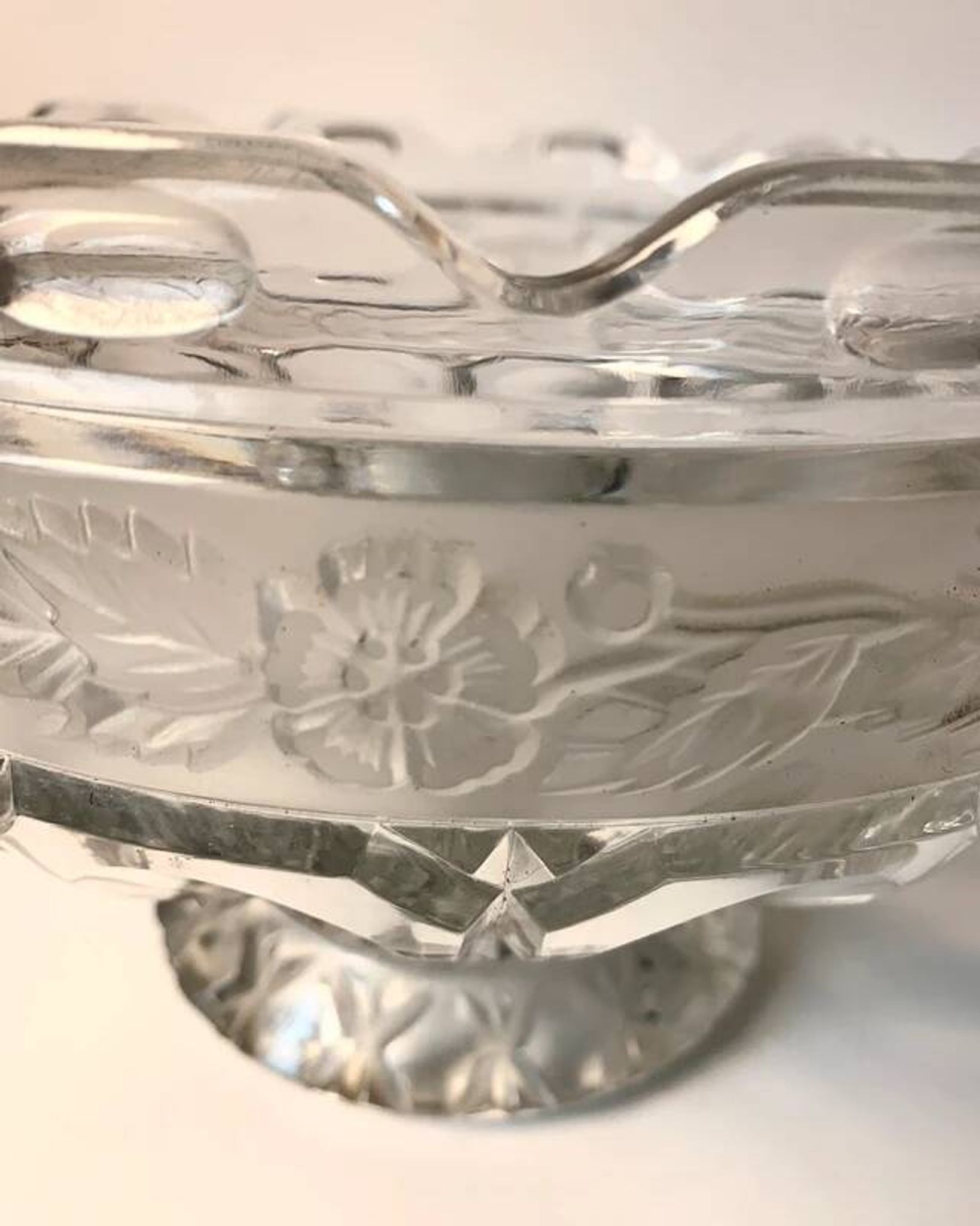Cut and engraved crystal footed bowl, floral decoration – classic style / centrepiece - 20th century