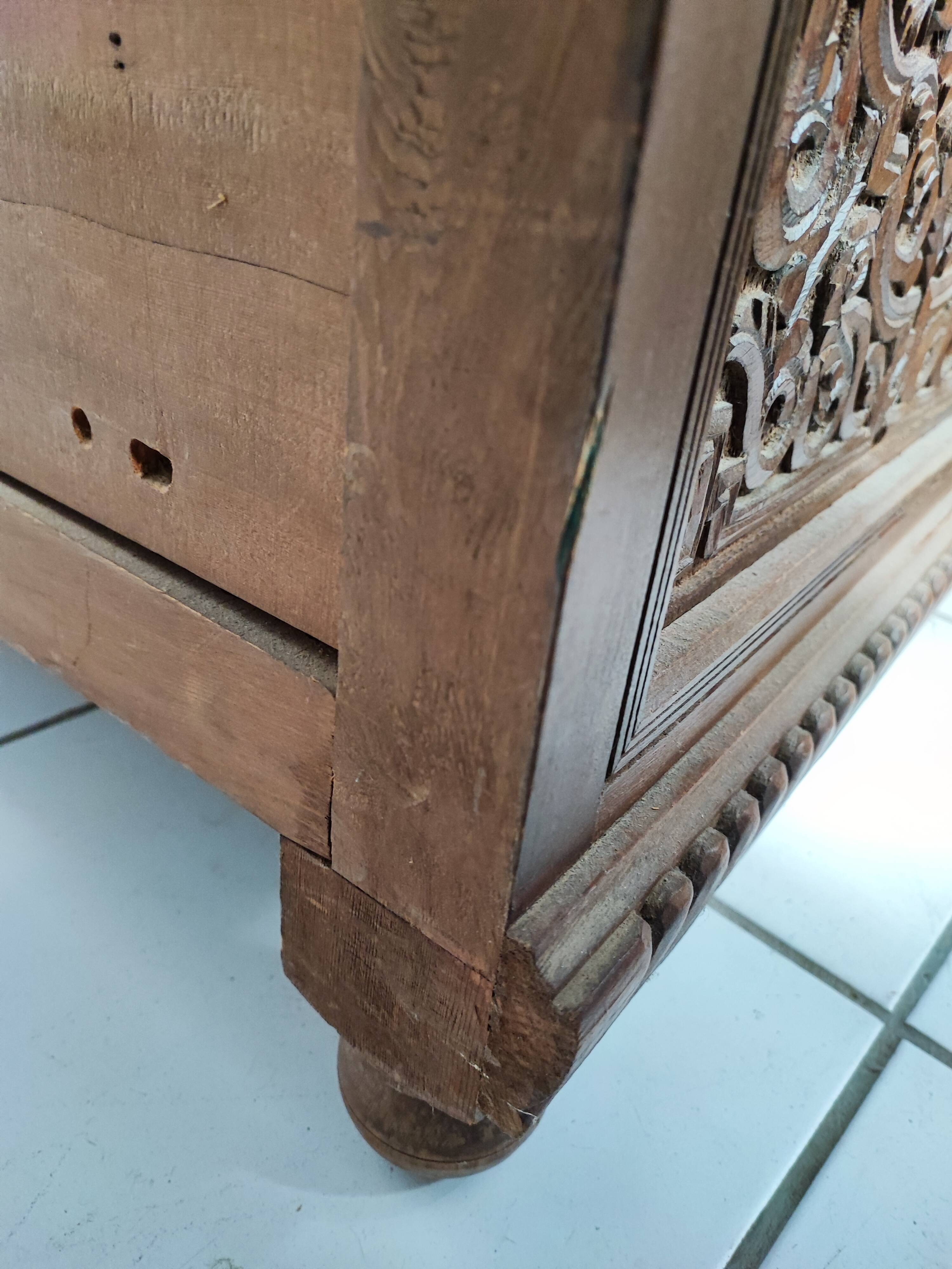 Ancien coffre en bois sculpté oriental