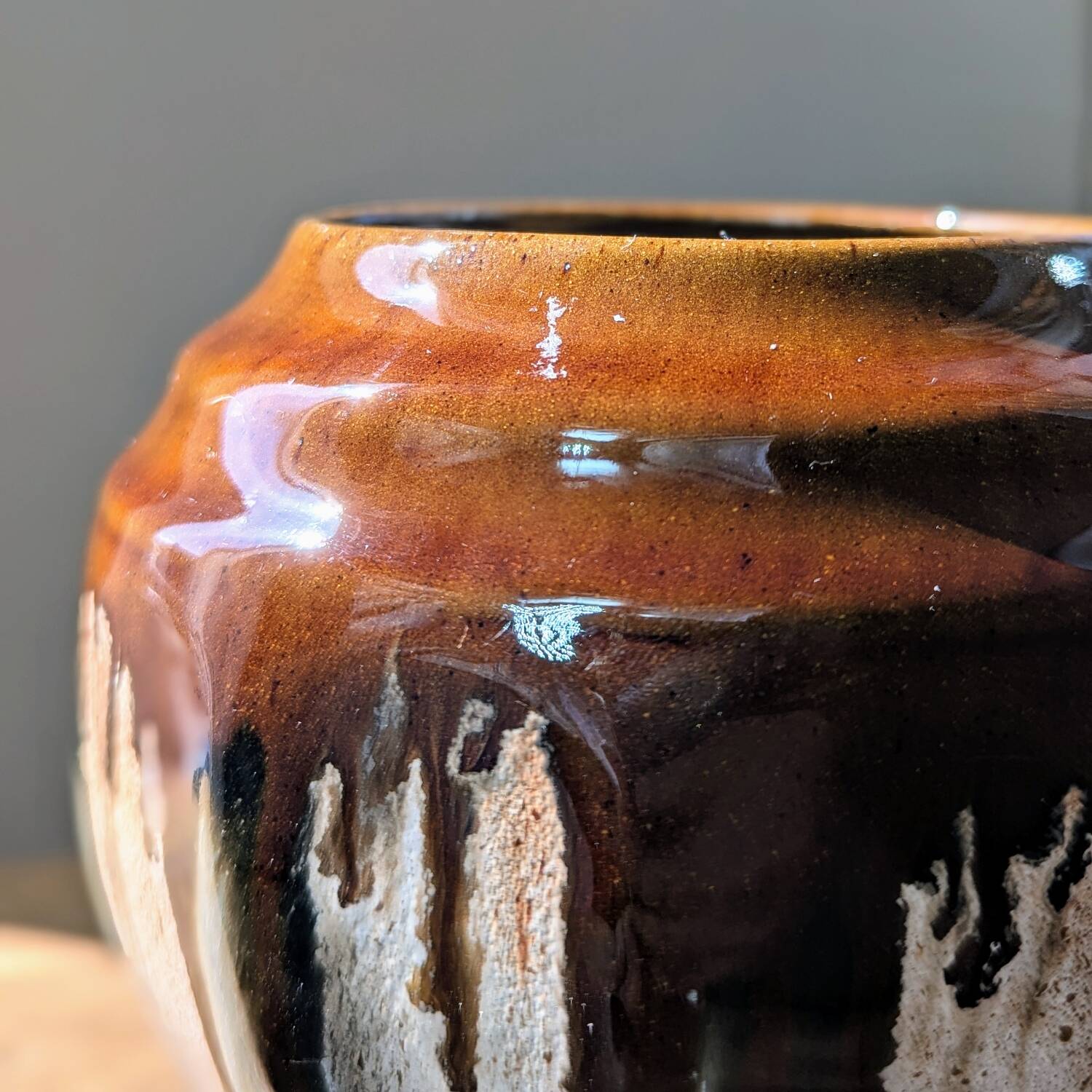 Vase vintage en grès émaillé, marron et bleu gris, décor à coulures