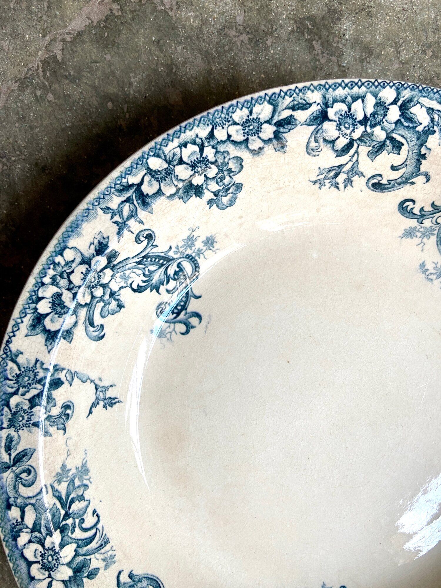 Round and hollow dish Boulenger & Cie in white and blue enamelled iron earth, "Wild rose" service