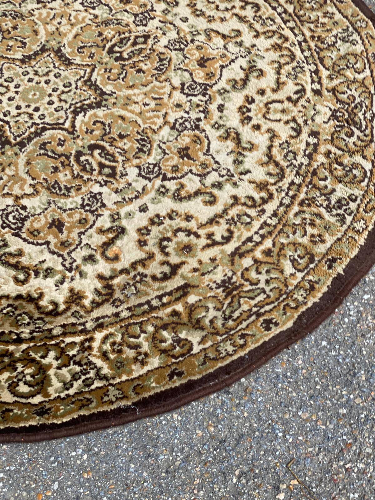 Round Persian wool rug 140cm