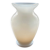 Vase en opaline blanche