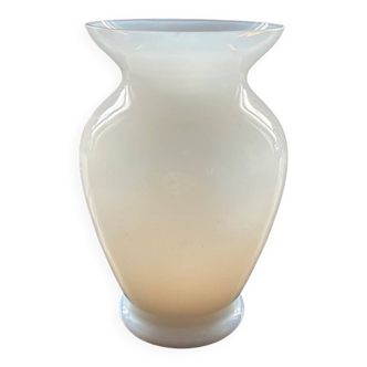 Vase en opaline blanche