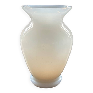 Vase en opaline blanche