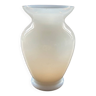 Vase en opaline blanche