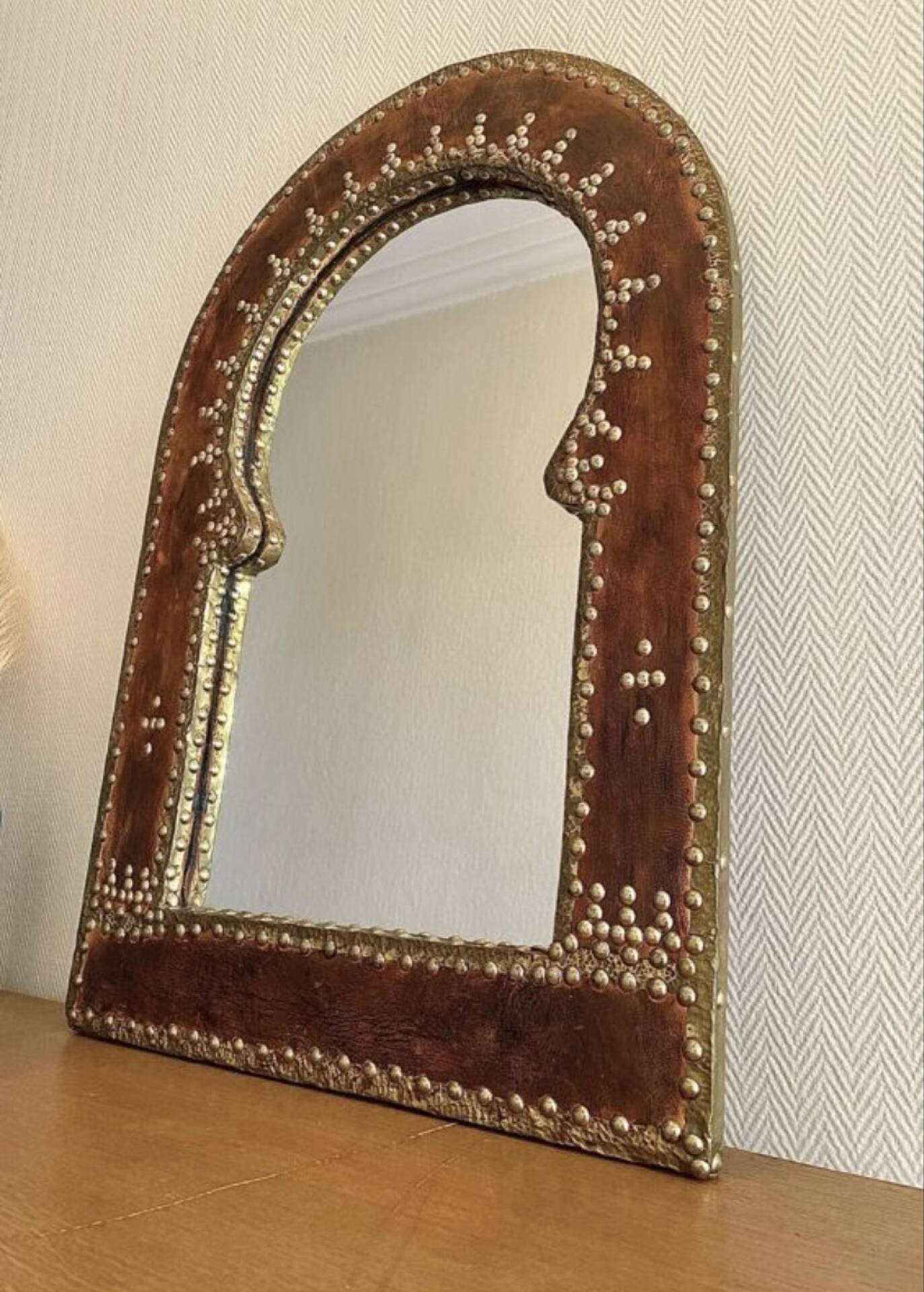 Miroir vintage en cuir clouté et laiton