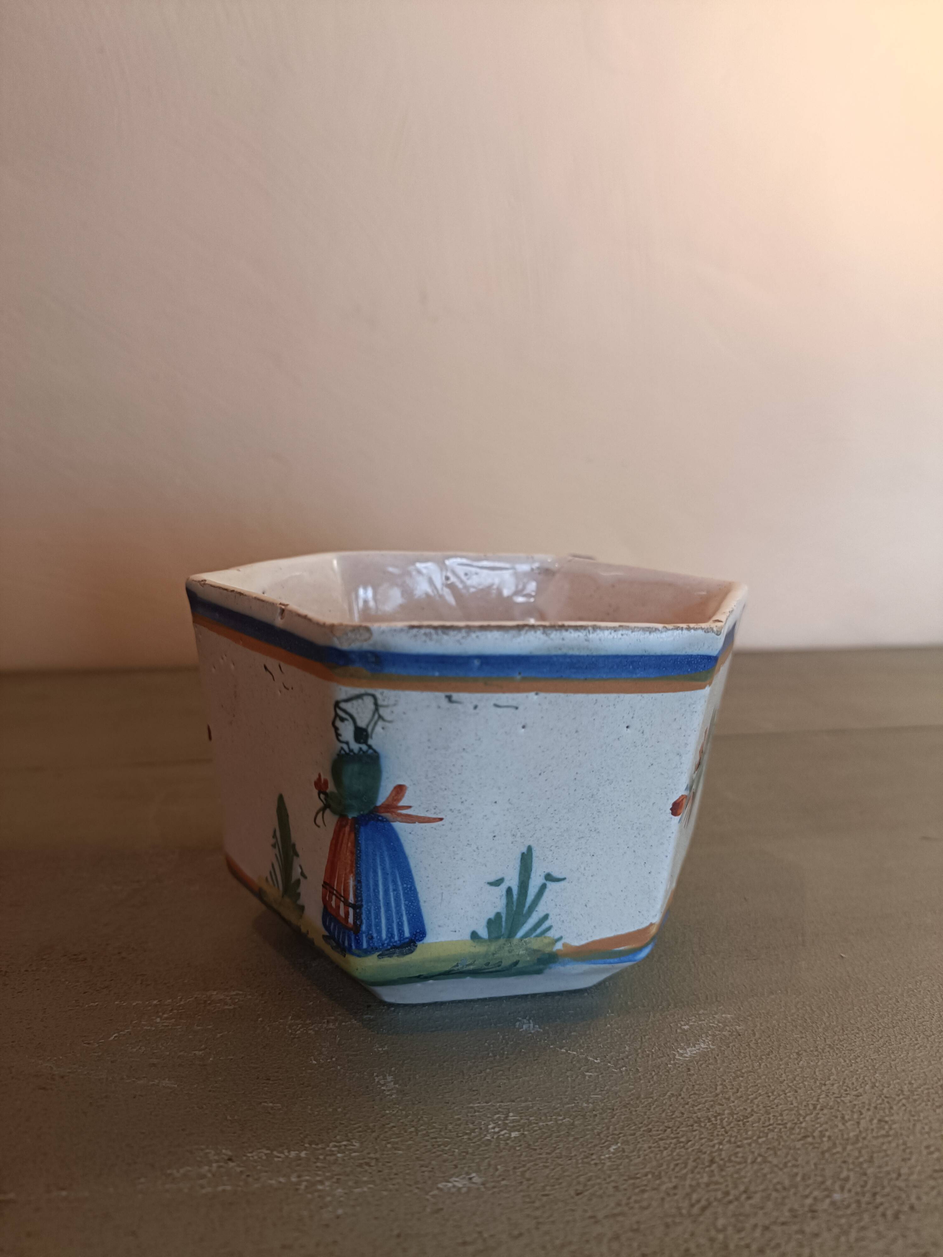 Hexagonal cup signed Henriot HR Quimper 7. Good condition.