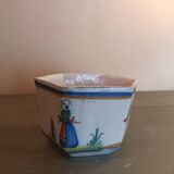 Hexagonal cup signed Henriot HR Quimper 7. Good condition.