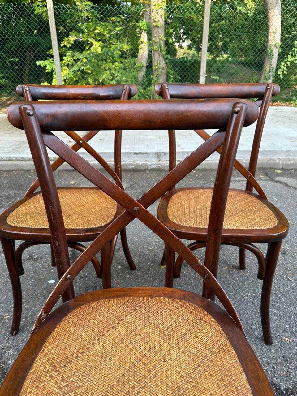 4 bistro chairs with curved wooden backs and cross braces / Crossback