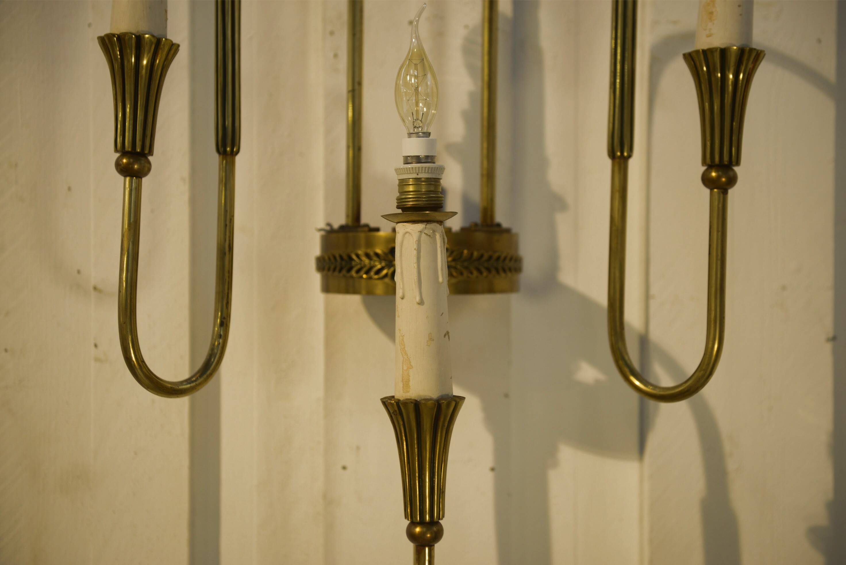 Monumental bronze wall light with three arms, neoclassical Art Deco from the 1940s.