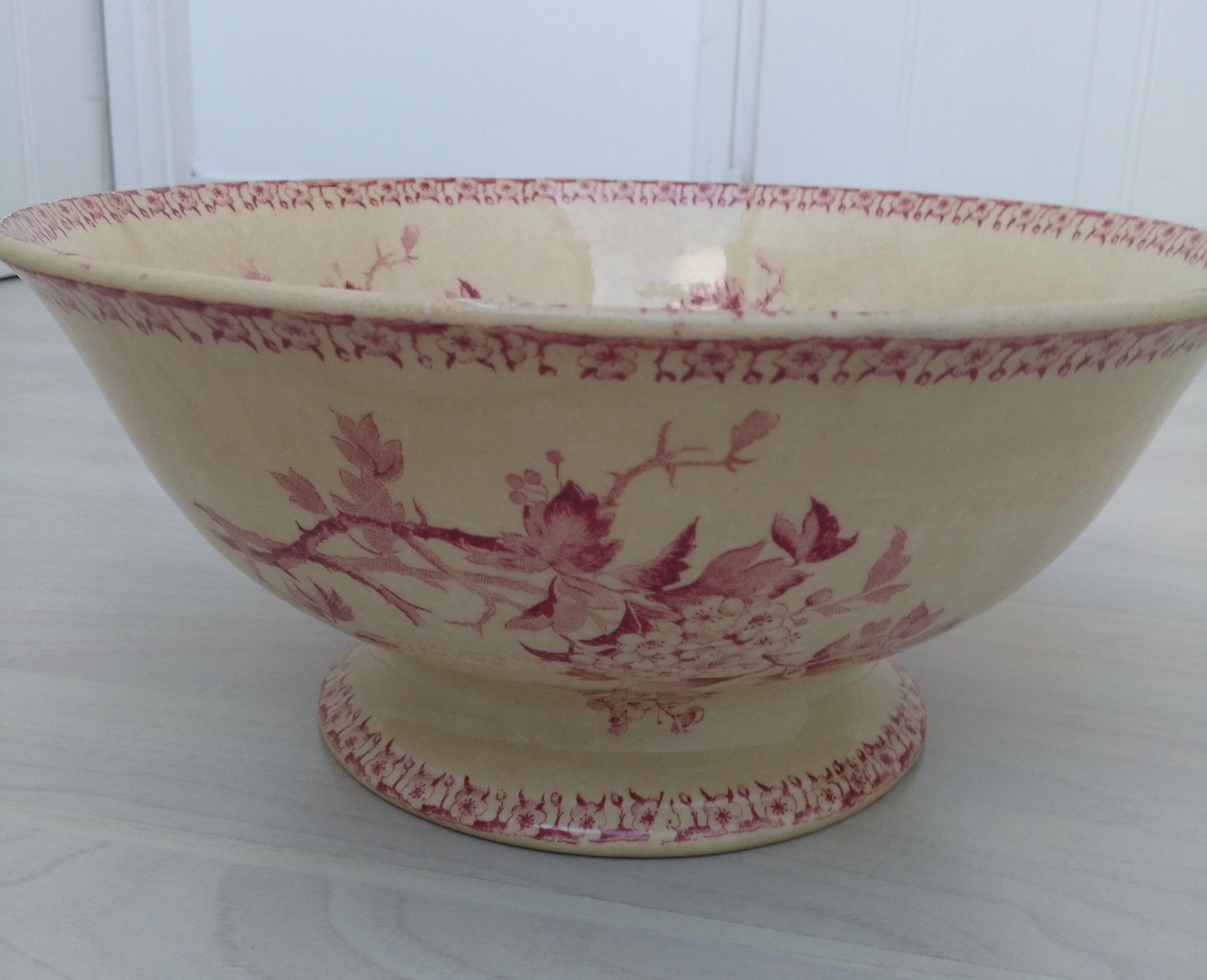 Salad bowl on foot in iron earth of Gien model Pink hawthorn