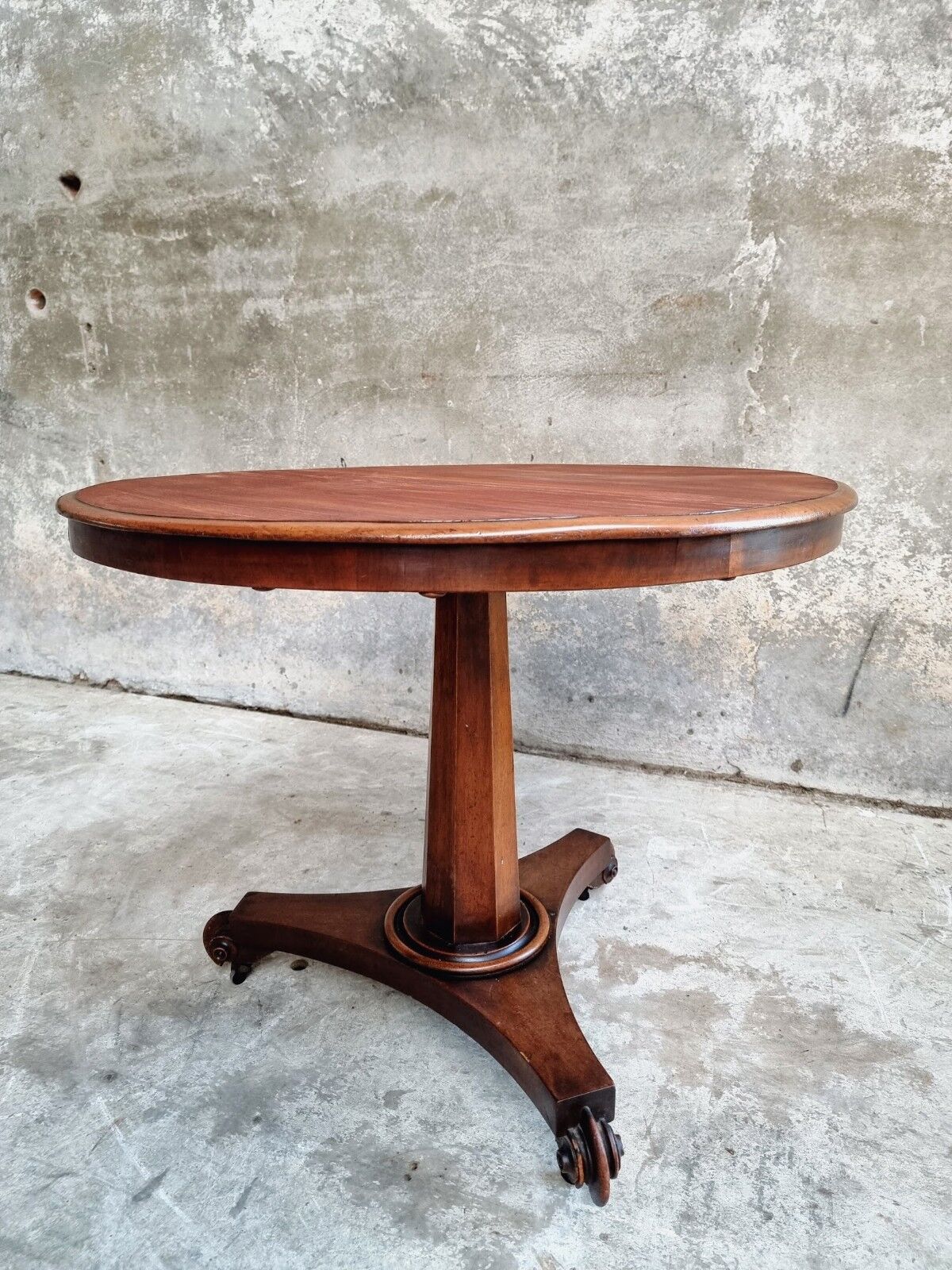 Antique table round dining table 19th century tilt top table