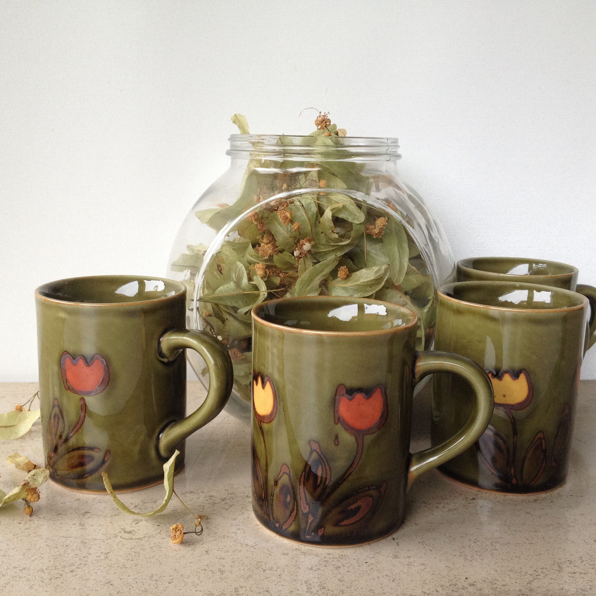4 mugs ceramic glazed green ground tulips