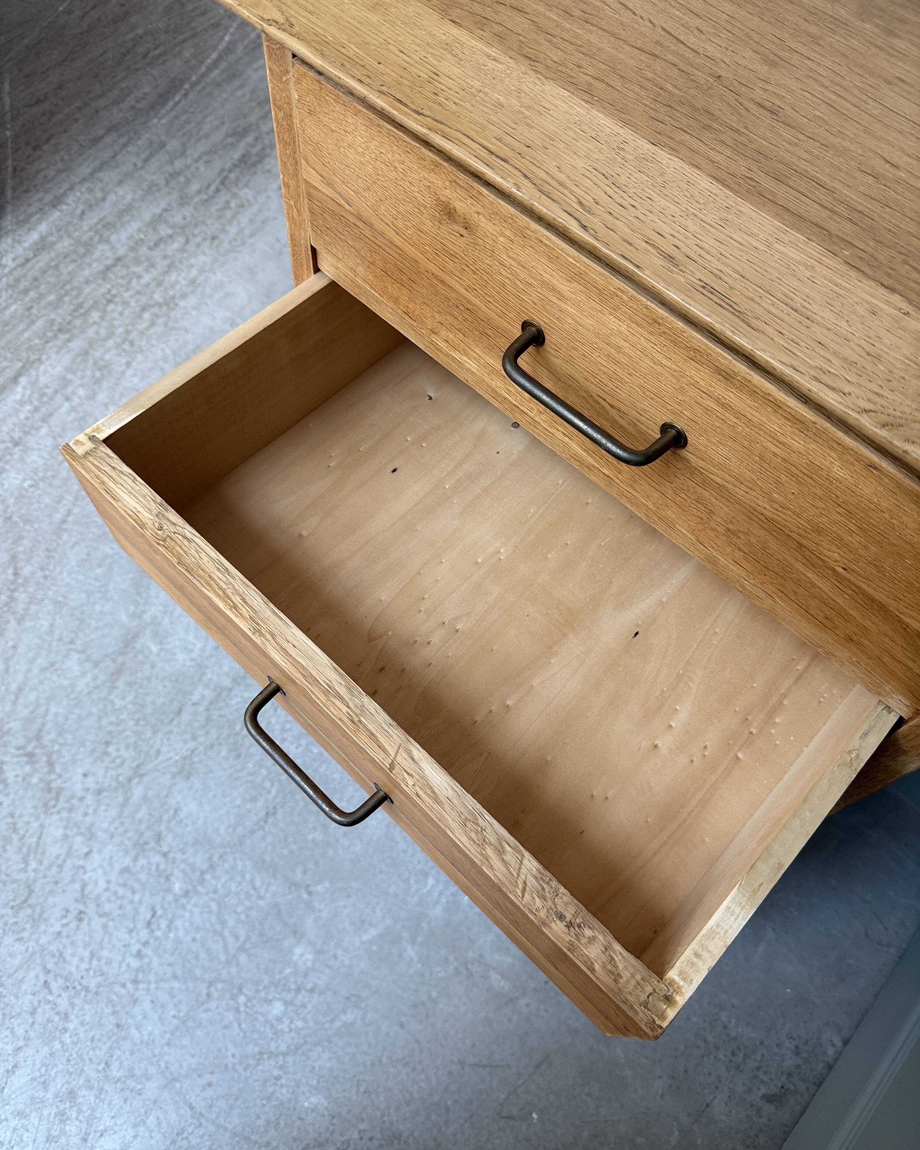 Petite commode vintage en chêne (restaurée)