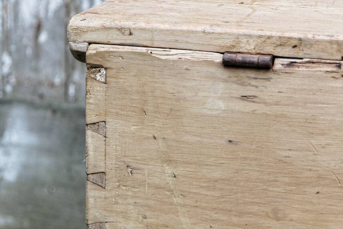 Old wooden chest, dovetail assembly