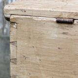 Old wooden chest, dovetail assembly