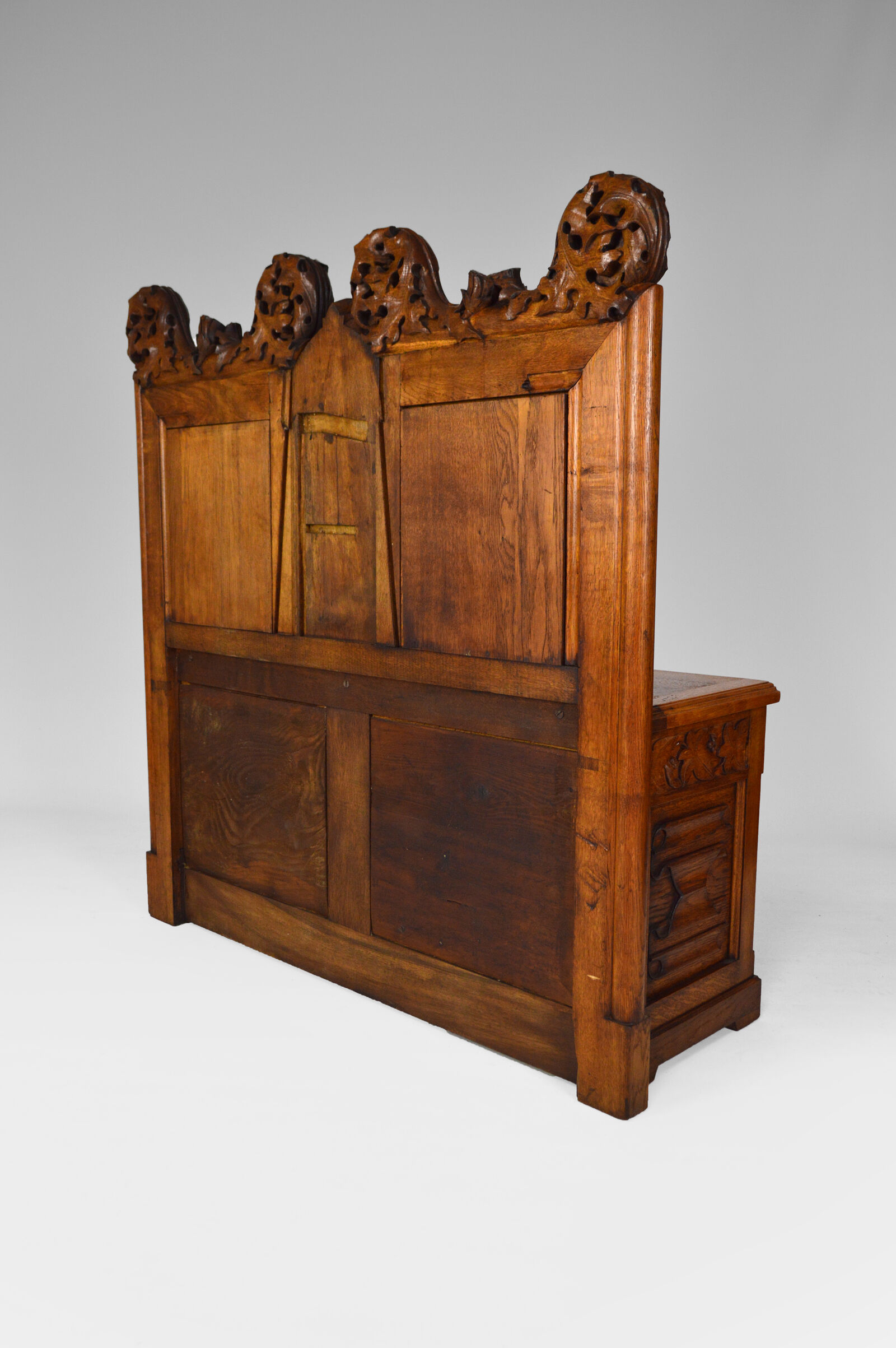 Banc coffre Gothique d'église en chêne sculpté, vers 1880