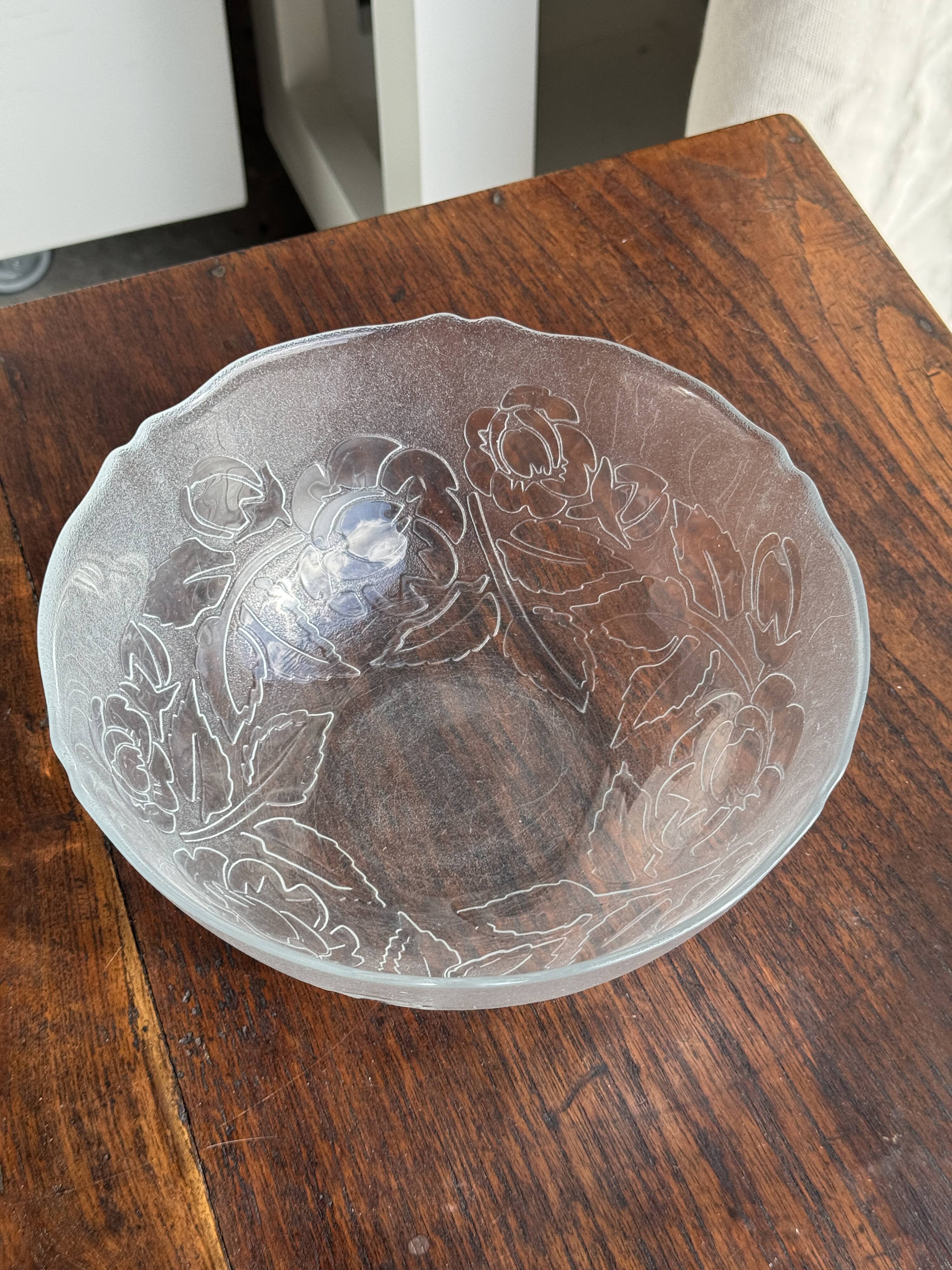 Vintage salad bowl with stylised rose pattern D23 H10